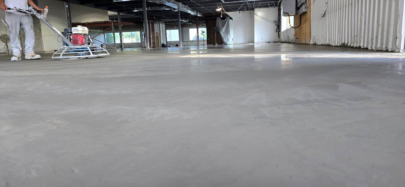 Concrete repair cost in Montreal, finished industrial slab by Les Services de Beton Universel
